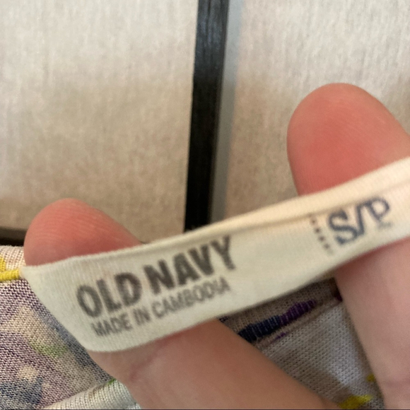 Stylish Sleeveless Tops Bundle – Women’s Ruffle, Floral, Blouses Size Small - Picture 12 of 14